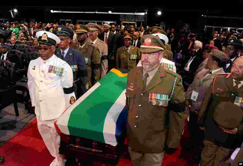 Peti mati yang berisi tubuh mantan presiden Afrika Selatan Nelson Mandela dibawa ke tenda untuk upacara pemakaman di Qunu.