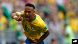 Neymar célèbre un but lors de la huitième de finale face au Mexique, le 2 juillet 2018