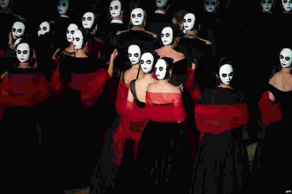 Actors and singers perform during the opera "La Traviata" by Giuseppe Verdi, directed by Louis Desire and conducted by Daniele Rustioni in Orange, southern France, during the Choregies d'Orange festival, July 31, 2016.
