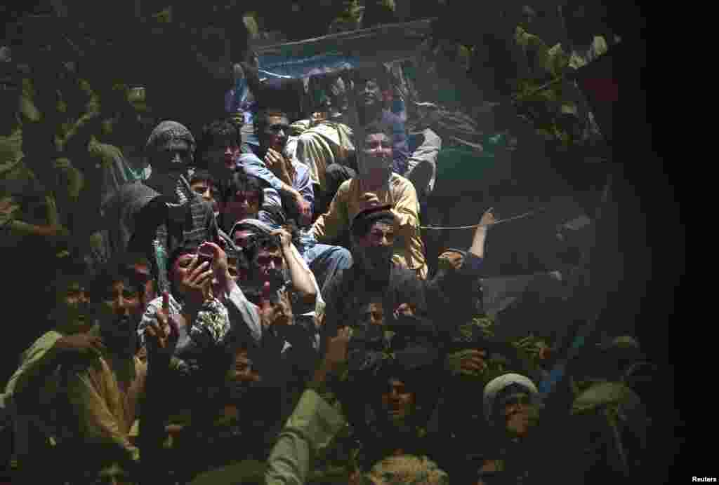 Pendukung capres Afghanistan Abdullah Abdullah dalam kampanye di kota Qala i Naw, provinsi Badghis.