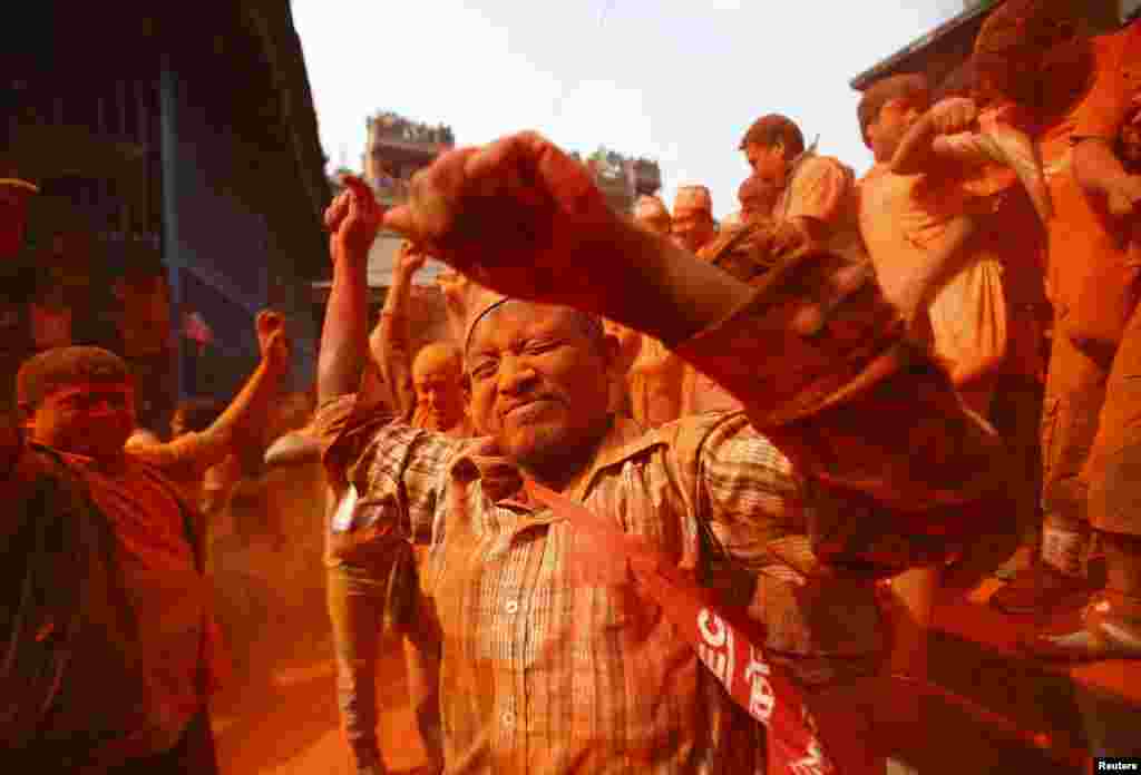 Warga Nepal merayakan festival "Sindoor Jatra" atau 'festival bubuk' di kota Thimi, dekat ibukota Kathmandu. Festival ini dirayakan untuk memperingati Tahun Baru Nepal dan awal musim semi.