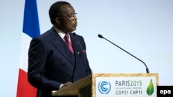 Le président congolais Denis Sassou Nguesso prononce un discours à Paris, France, 30 novembre 2015.