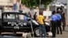 La police près de bâtiments fédéraux à Abuja, Nigeria, le 8 décembre 2015. 
