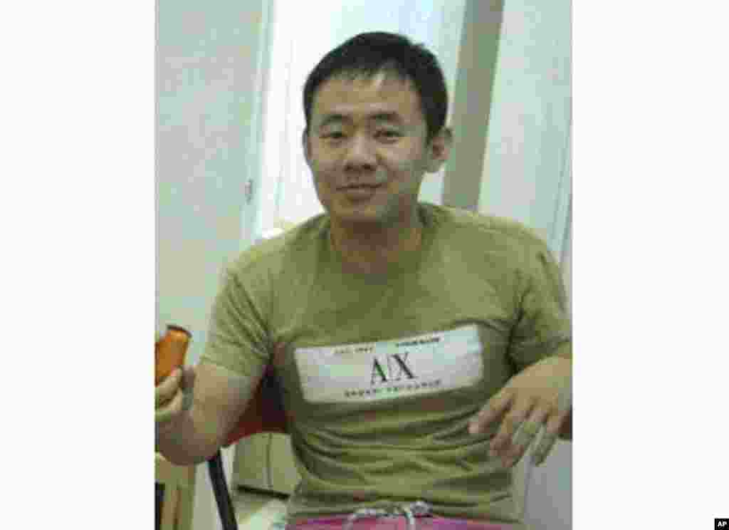 王夕越2009年在香港。他于北京长大。是美国普林斯顿大学历史系博士班四年级学生，博士论文研究19世纪晚期到20世纪早期欧亚大陆历史，曾在阿富汗为红十字国际委员会担任翻译，从事人道工作，包括帮助被塔利班关押者与家人重建联络。王夕越的导师史蒂芬.科特金教授告诉美国之音，由于论文研究需求，王夕越必须到伊朗和阿富汗这些地方搜集资料。而且王夕越通晓波斯语、土耳其语、俄语和普什图语。科特金教授敦促伊朗释放王夕越。