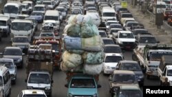 A traffic jam, one of five key issues Egyptian President Mohamed Mursi outlined in his Al Nhada (Renaissance) project, is pictured in old Cairo October 8, 2012, a day after his 100th day in power. 