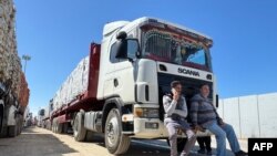 İsrailin Fələstin anklavına yüklərin girişini dayandırmasından sonra humanitar yardım daşıyan yük maşınları Qəzza zolağı ilə Rəfah sərhəd keçidinin Misir tərəfində sıraya düzülüb, 2 mart 2025.
