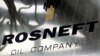 Logo của tập đoàn dầu khí quốc gia Nga Rosneft tại văn phòng ở Moscow, Nga. 