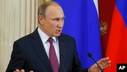 Le président Vladimir Poutine parle lors d'une conférence de presse au Kremlin à Moscou, le 17 janvier 2017. 