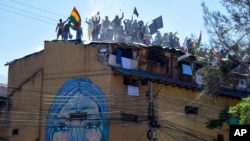 Aksi protes napi di atap penjara San Sebastian, Cochabamba, Bolivia, menuntut layanan medis yang lebih baik di tengah pandemi Covid-19, Senin, 27 Juli 2020. (AP Photo / Dico Solis)