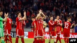 Les joueurs du Bayern Munich applaudissent leur supporters à l'issue du quart de finale aller de la ligue des champions contre le Sévilla FC à Munich, Allemagne le 11 avril 2018.