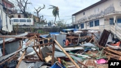 Fotografija prikazuje gomilu ostataka metalnih limova i drveta nakon što je ciklon Chido pogodio francusku teritoriju Indijskog okeana Mayotte, 14. decembra 2024. u glavnom gradu Mamoudzou.