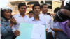 យុវជន ស្រី ចំរើនបង្ហាញ​ញត្តិ​របស់​ខ្លួន​ទៅ​អ្នកសារព័ត៌មាន។ (ពិន ស៊ីសុវណ្ណ/VOA) 