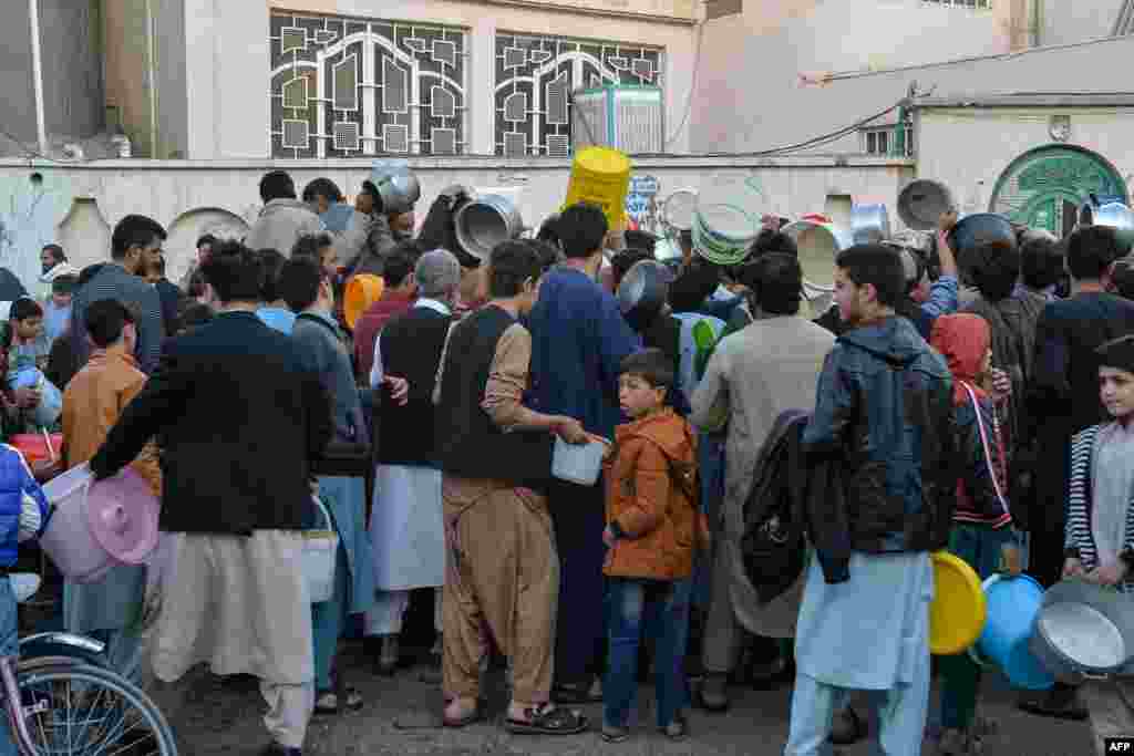 افغانستان کے شہر ہرات میں اس دن خصوصی پکوان تقسیم کیے گئے جسے حاصل کرنے کے لیے لوگ برتن اپنے ساتھ لائے تھے۔