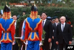 ปธน.คูเรลซูค อุคนา แห่งมองโกเลียและปธน.วลาดิเมียร์ ปูติน ร่วมพิธีวางพวงหรีดที่อนุสาวรีย์ของนายพลจอร์จี ชูคอฟ แห่งโซเวียต ที่กรุงอูลานบาตอร์ เมื่อ 3 ก.ย. 2567