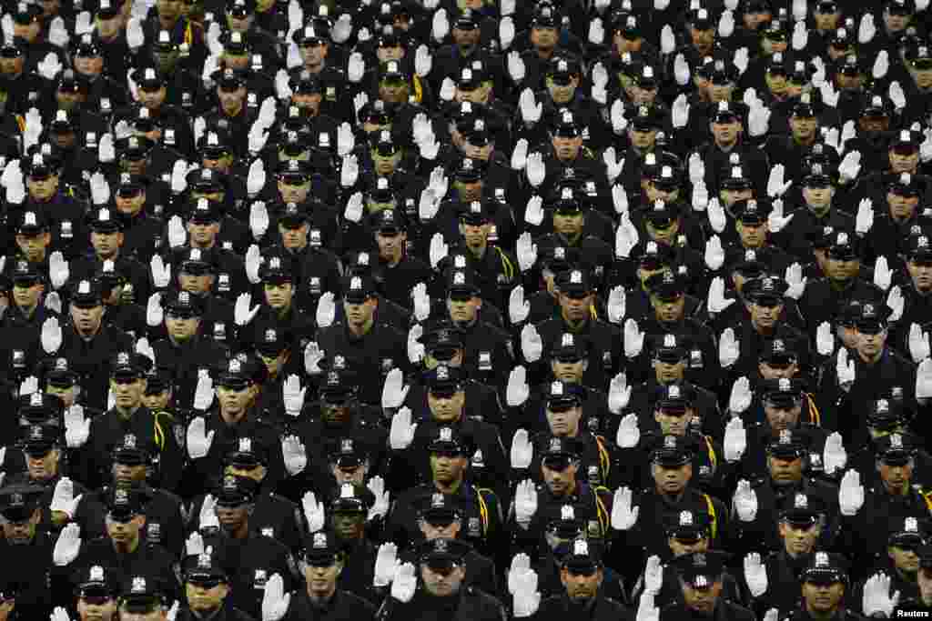 Para wisudawan dari Akademi Polisi kota New York menghadiri wisuda di gedung Madison Square Garden, New York.
