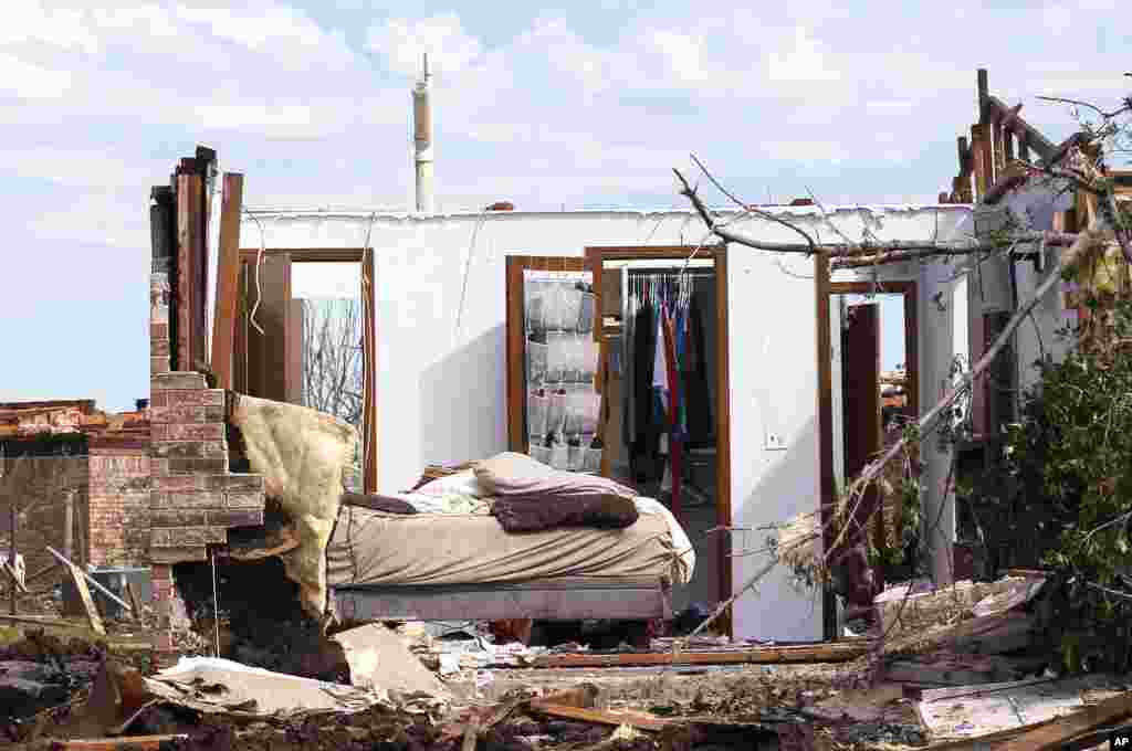 Sisa kamar tidur dari rumah yang hancur karena tornado di Moore, Oklahoma (22/5). (Reuters/Rick Wilking)
