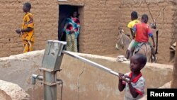Un enfant pompe de l'eau dans le village de Kouroume, dans le nord du Mali, le 13 mai 2015. (Adama Diarra, Reuters)