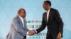 Le président rwandais, Paul Kagame, avec le magnat des télécommunications soudanais, Mo Ibrahim, fondateur de la Fondation Mo Ibrahim, à Kigali le 28 avril 2018.