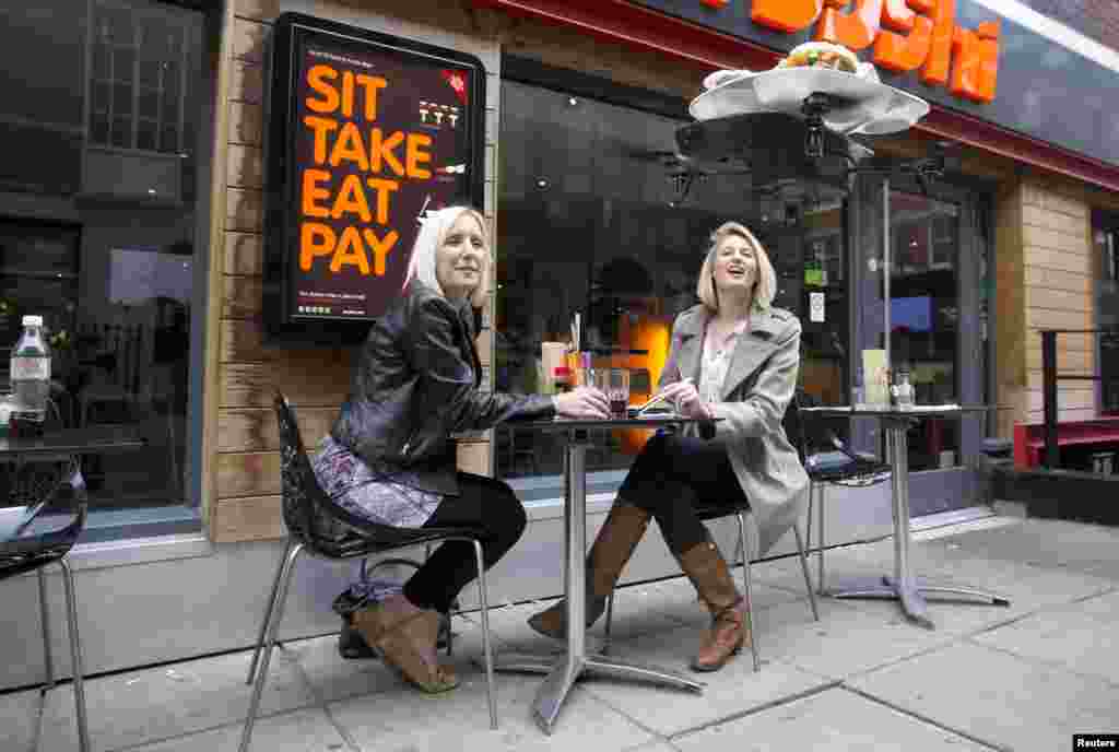 Sebuah &quot;nampan terbang&quot; yang disebut &quot;itray&quot; yang dikendalikan dengan remote control, melayani pesanan pelanggan di Restoran &quot;Yo Sushi!&quot;di London.