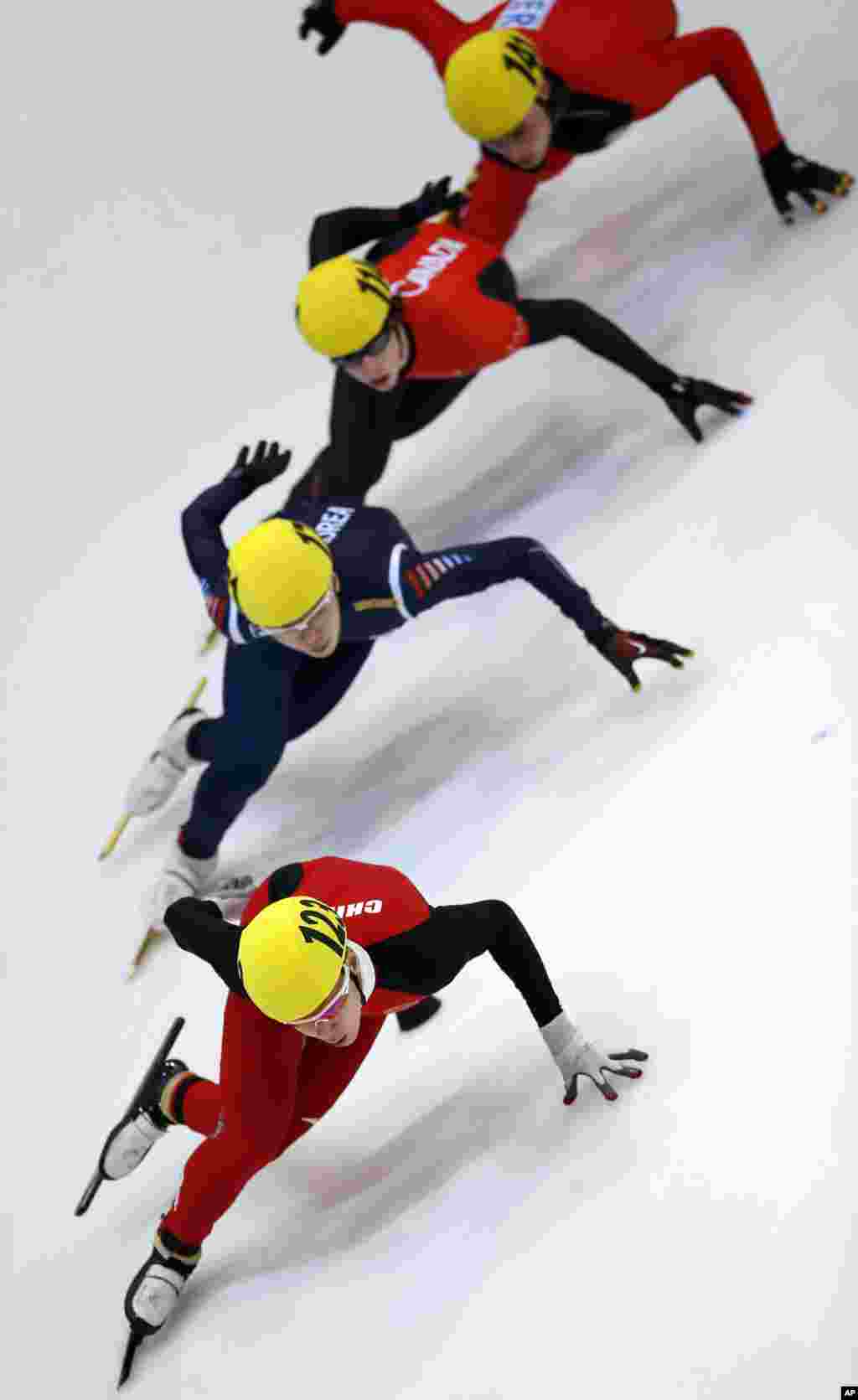 Yu Jiyang dari Tiongkok (depan) memimpin kuartal terakhir balapan 1.000 meter dalam kejuaraan skating di Dresden, Jerman.