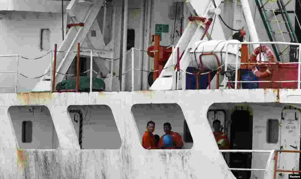Para awak kapal kargo berbendera Panama MV Asphalt Venture yang dibebaskan para bajak laut melihat dari kapal mereka di Pelabuhan Mombasa, Kenya, April 2011. (Reuters/Joseph Okanga)