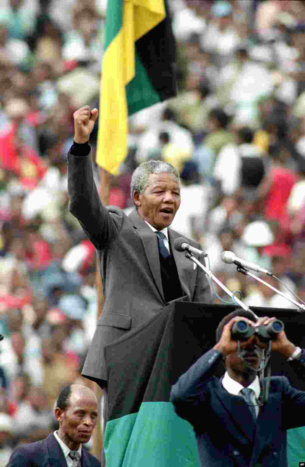 Pemimpin ANC dan tokoh anti-apartheid, Nelson Mandela, saat berpidato di hadapan 120,000 pendukung ANC di stadion sepakbola kota Soweto, dekat Johannesburg, Afrika Selatan, 13 Februari 1990.