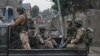 Des membres du groupe armé M23 montent dans un pick-up lors d'une patrouille à Goma, le 29 janvier 2025. 