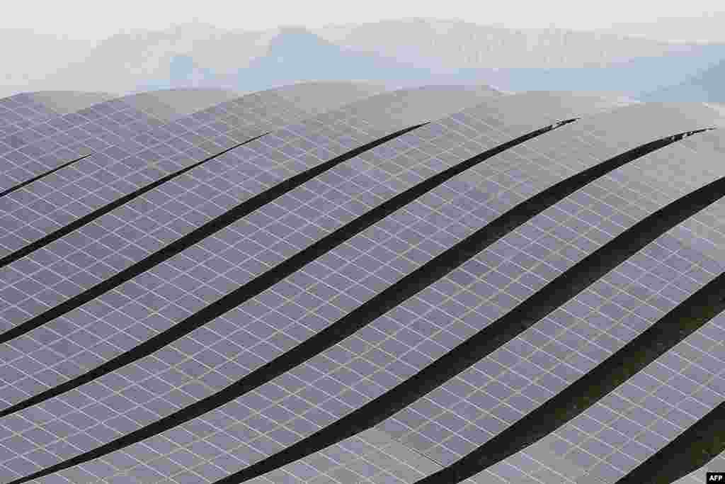 Panel-panel surya terlihat di pembangkit listrik tenaga surya Les Mees, di Perancis bagian selatan.