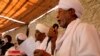 Ibrahim al-Senoussi, ancien conseiller du président renversé Omar al-Bashir, à droite, prend la parole lors d'une conférence de presse tenue le lendemain d'une réunion du Parti du Congrès populaire, un parti islamiste proche d'Al-Bashir, à Khartoum , Soudan, Ap