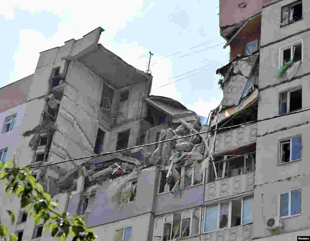Gedung apartemen bertingkat yang hancur karena ledakan di Mykolaiv, bagian selatan Ukraina (12/5). (Reuters/Mykola Lazarenko)
