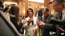 美国众议院少数党领袖佩洛西做了八个多小时的发言后同记者讲话。（2018年2月7日）