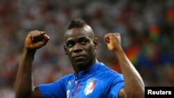 Mario Balotelli célèbre son but lors d'un match l'Italie et l'Angleterre, Brésil, le 14 juin 2014 