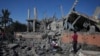 Ruševine zgrade uništene u izraelskom napadu u Deir al-Balahu u Pojasu Gaze, 4. decembar, 2024. (Foto: AP/Abdel Kareem Hana)