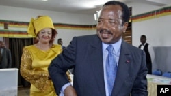 Cameroon President Paul Biya leaves the pooling station after voting in Yaounde, Cameroon (2004 file photo).