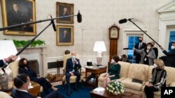 Le président Joe Biden et la vice-présidente Kamala Harris rencontrent les législateurs républicains pour discuter d'un programme de riposte contre le coronavirus, dans le bureau ovale de la Maison Blanche, le lundi 1er février 2021, à Washington.