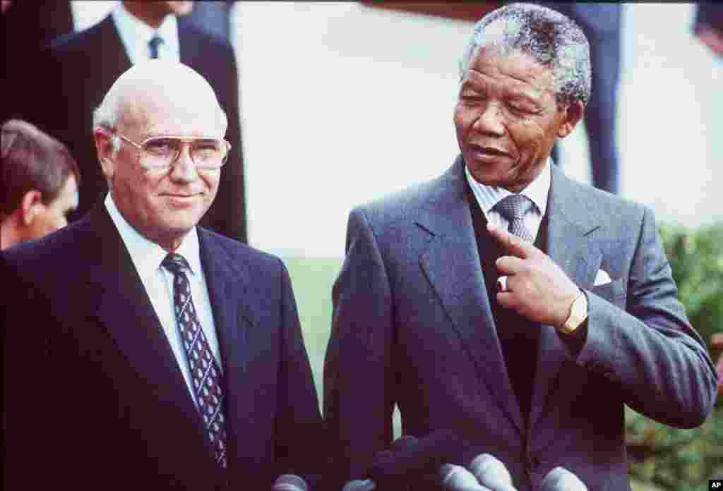 Presiden Afrika Selatan Frederik Willem de Klerk (kiri) dan Nelson Mandela yang saat itu menjabat sebagai Wakil Presiden Kongres Nasional (kanan), sesaat sebelum memulai pembicaraan ANC-pemerintah Afrika Selatan di Cape Town, 2 Mei 1990.