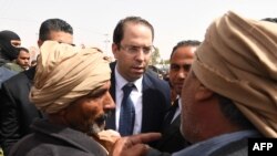 Le Premier ministre tunisien Youssef Chahed s'entretient avec quelques personnes à son arrivée dans la ville de Tataouine. 27 avril 2017.