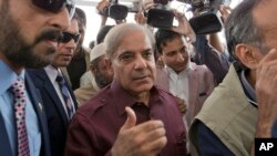 پاکستان کی قومی اسمبلی کے قائد حزب اختلاف میڈیا سے گفتگو کر رہے ہیں۔ اگست 2018