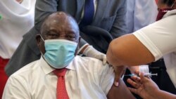 Rais Cyril Ramaphosa akipatiwa chanjo ya COVID ya Johnson &Johnson mjini Cape Town