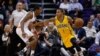 Joe Young des Indiana Pacers, à droite, face à Brandon Knight des Phoenix Suns lors d'un match de NBA, USA, le 19 janvier 2016 