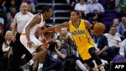 Joe Young des Indiana Pacers, à droite, face à Brandon Knight des Phoenix Suns lors d'un match de NBA, USA, le 19 janvier 2016 