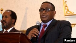 PM Somalia yang baru terpilih Omar Abdirashid Ali Sharmarke (kanan), didampingi oleh Presiden Somalia Hassan Sheikh Mohamud di Mogadishu (Foto: dok).
