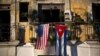 Bendera AS dan Kuba tergantung di sebuah balkon di kawasan Old Havana, Kuba, 19 Desember 2014.