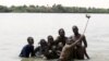 Un groupe de jeunes prennent un selfie avec une perche à selfie près de Khartoum au Soudan, le 22 mai 2015.
