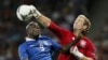  Joe Hart retire une balle au dessus de la tête de Mario Balotelli lors d'un match de l'euro 2012 