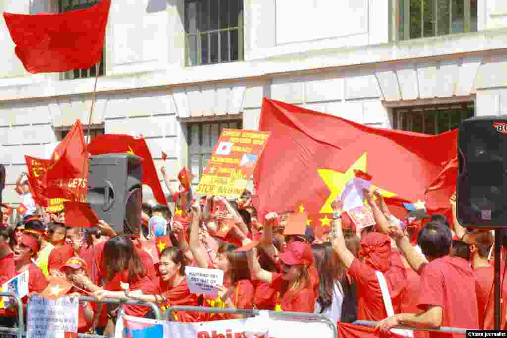 Demonstrasi anti-China di depan di depan Kedutaan Besar China di London (18/5).