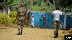 Patrouille de soldats à Bafut, après l'incendie d'une école le 15 novembre 2017, dans la région anglophone du nord-ouest du Cameroun.
